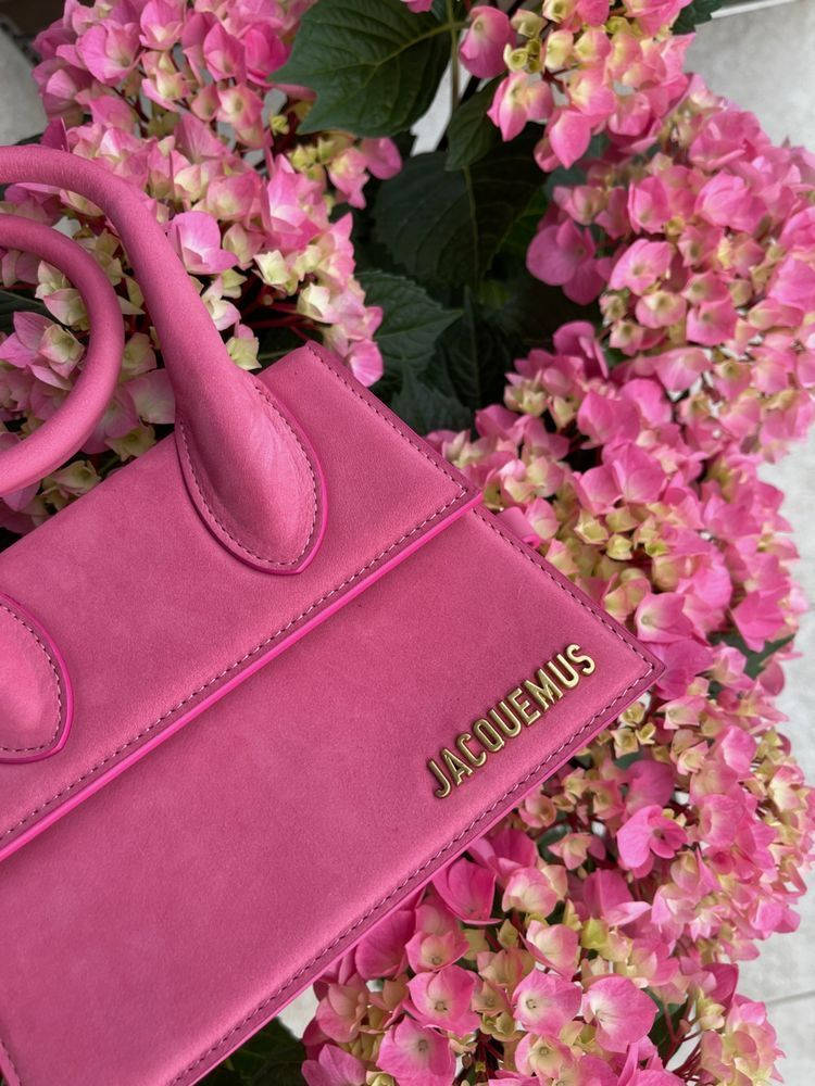 Caption: Embrace luxury with the Pink Jacquemus Handbag. Wallpaper