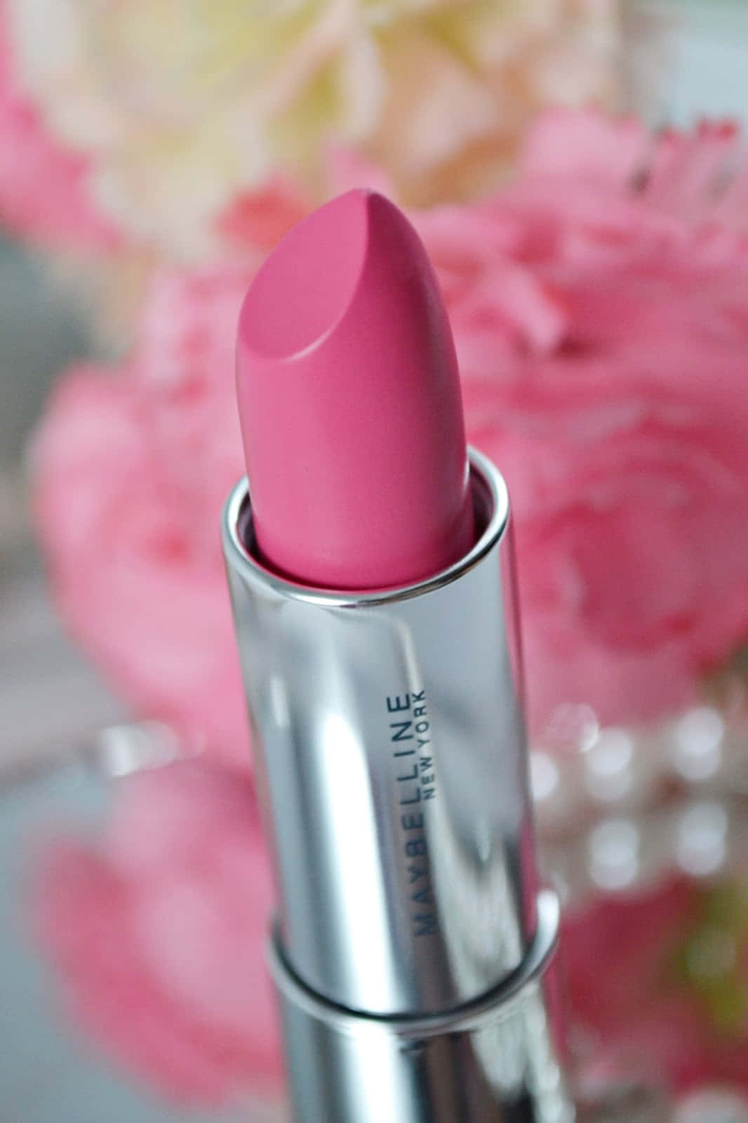 Close-up of vibrant pink lipstick for a glamorous look Wallpaper
