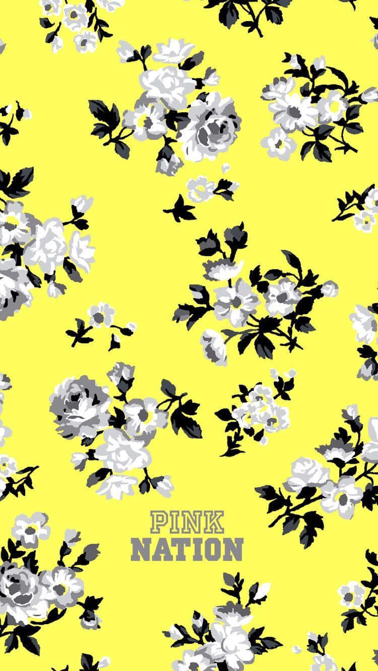 En gul baggrund med sorte og hvide blomster Wallpaper