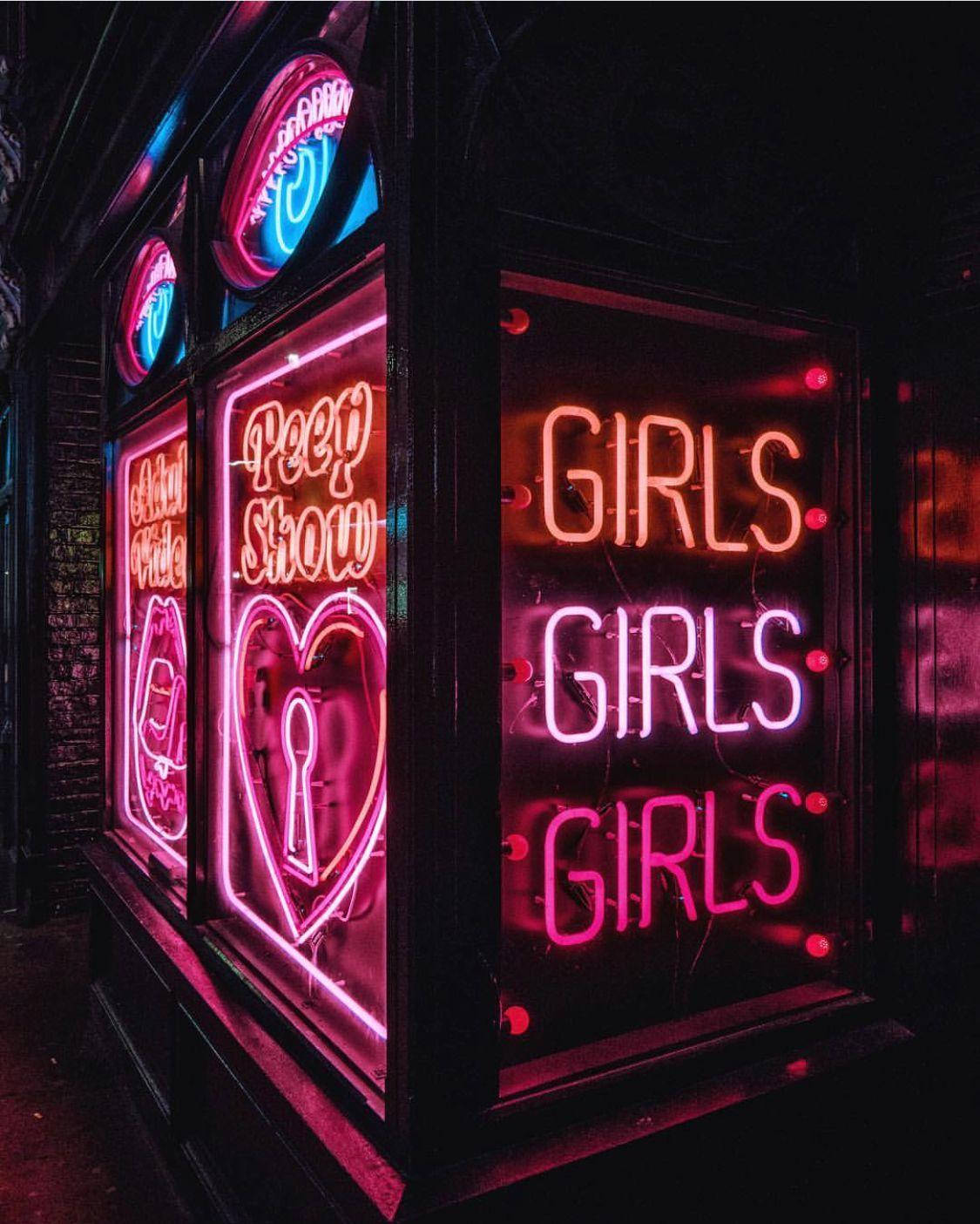 Neon skilte med ordene piger og piger i kraftige farver Wallpaper