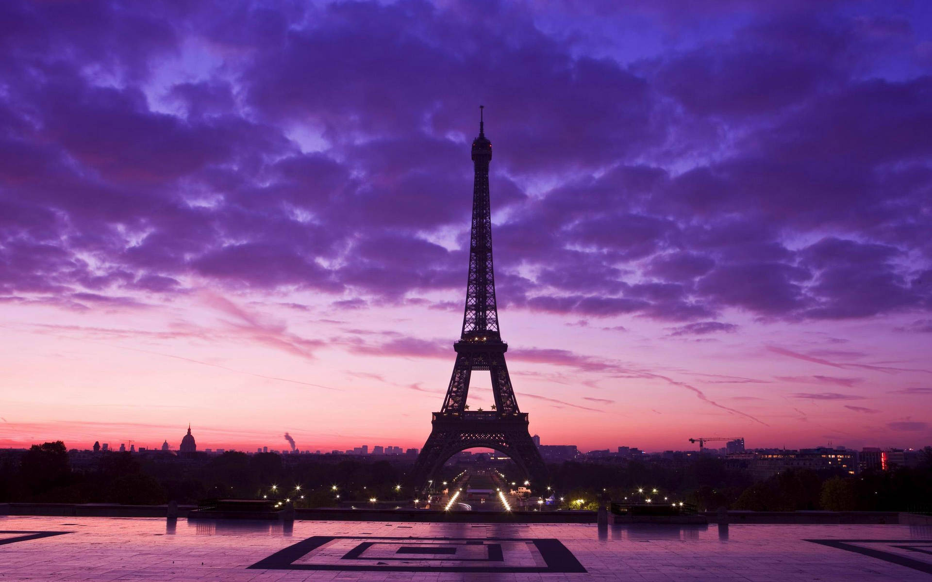 Torredi Parigi Rosa Con Nuvole Viola Sfondo