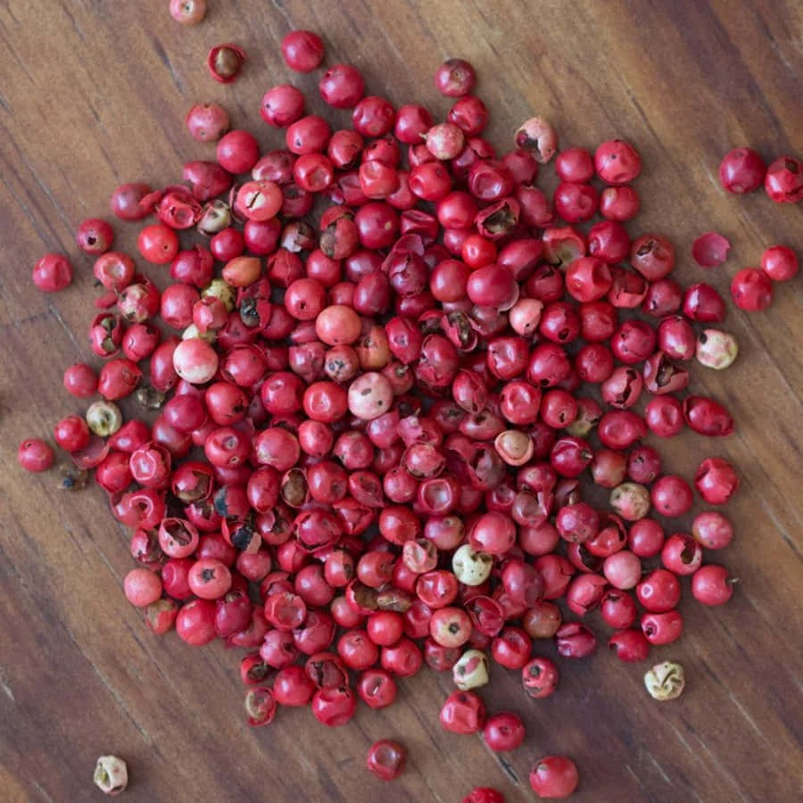 Roze Peperkorrels In Een Houten Kom Achtergrond