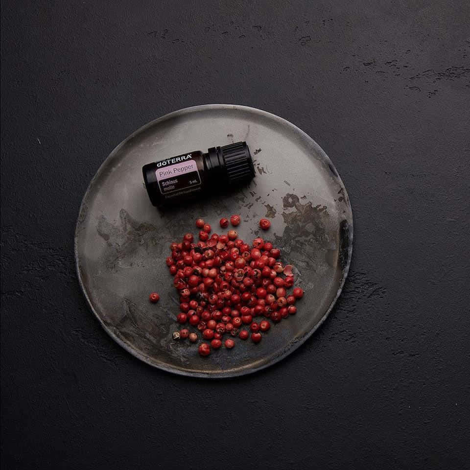 Gros Plan De Beaux Grains De Poivre Rose Sur Une Surface En Bois. Fond d'écran