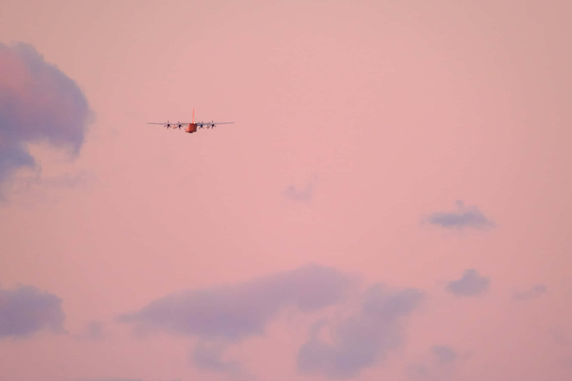 Genießensie Einen Wunderschönen Sonnenuntergangsflug Mit Dem Pinken Flugzeug. Wallpaper
