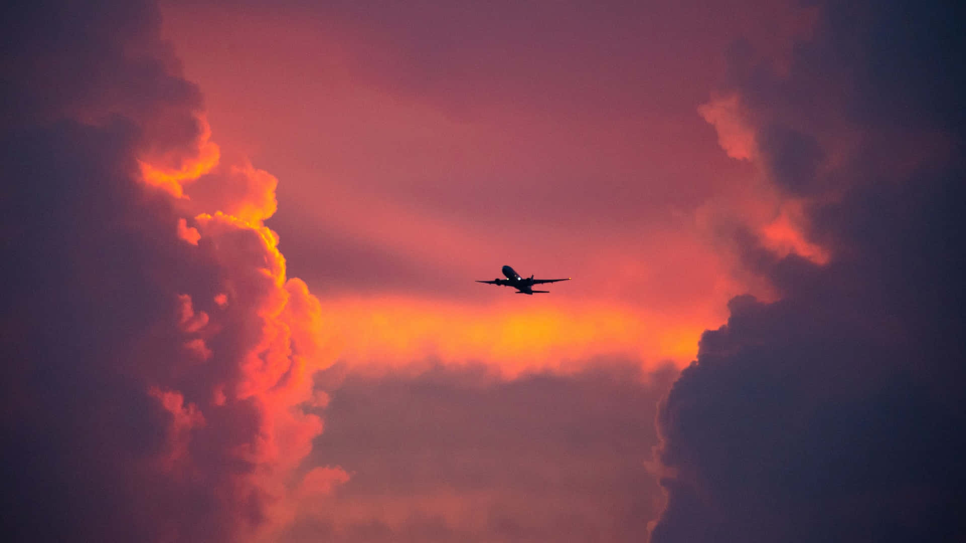 Svæve i himlen med en slank og levende lyserød fly. Wallpaper