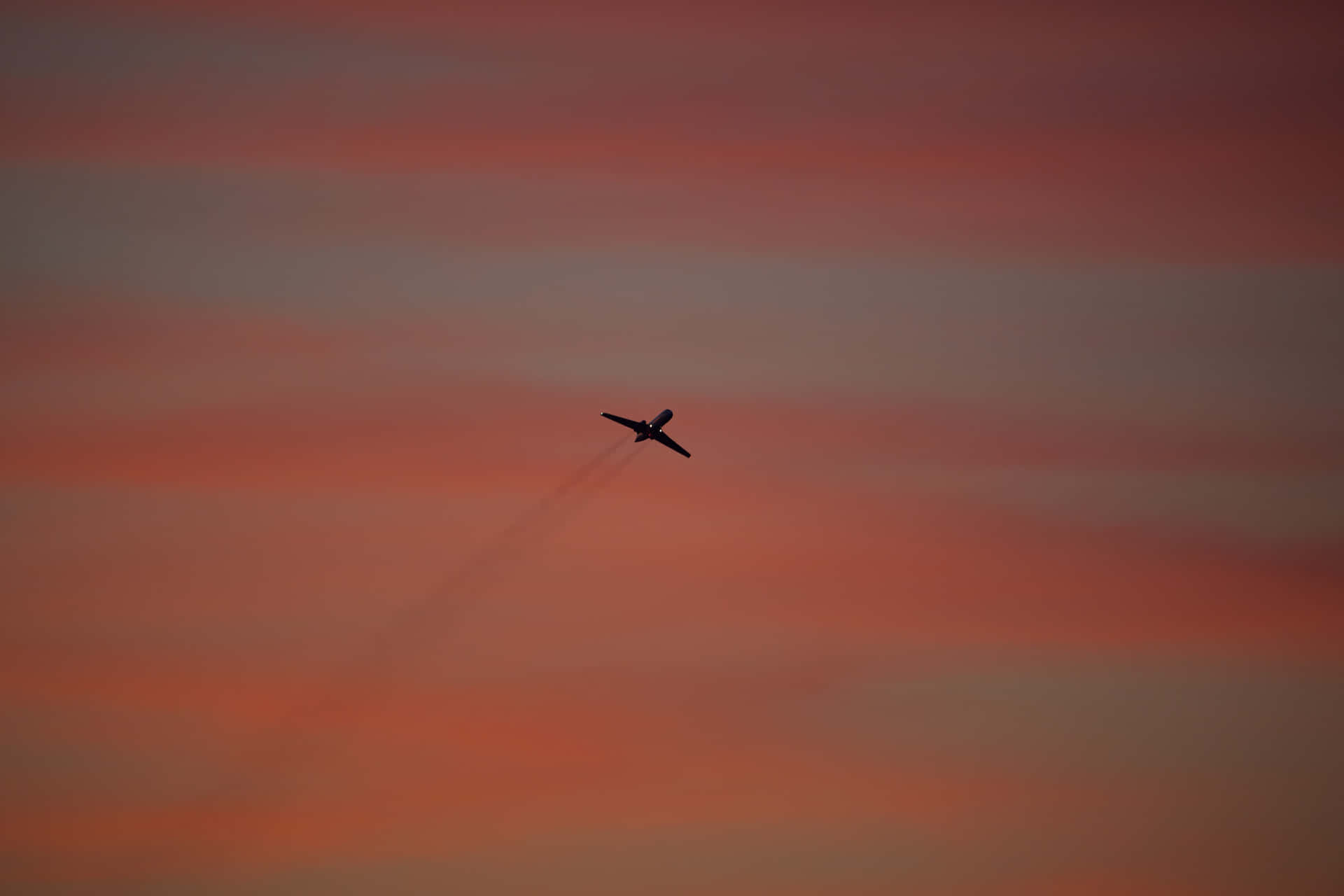 Unimpresionante Avión Rosa Surcando El Cielo. Fondo de pantalla