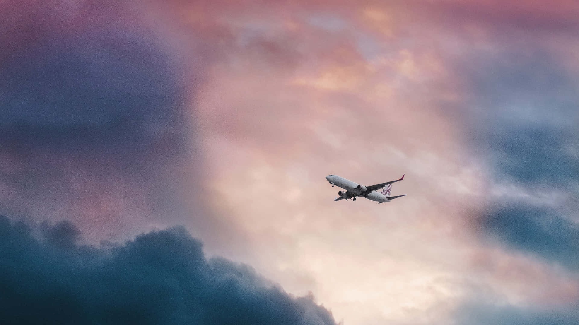 Fliegehoch Mit Einem Pinken Flugzeug Wallpaper