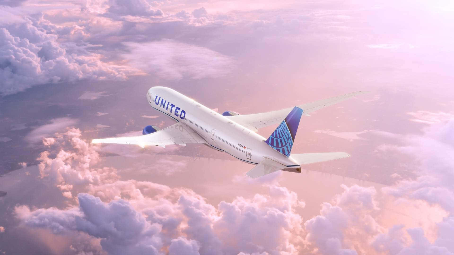 Unitedairlines - Ett Flygplan Som Flyger Genom Molnen Wallpaper