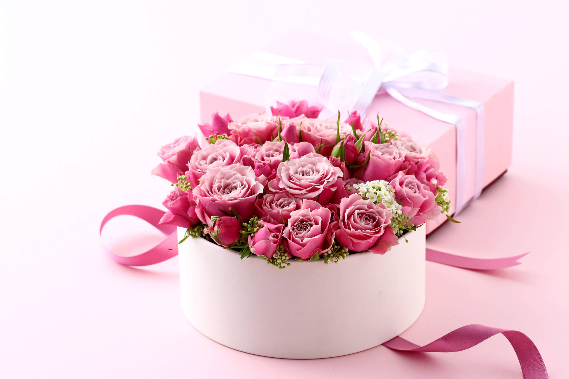 Pink Roses In A Round Box Wallpaper