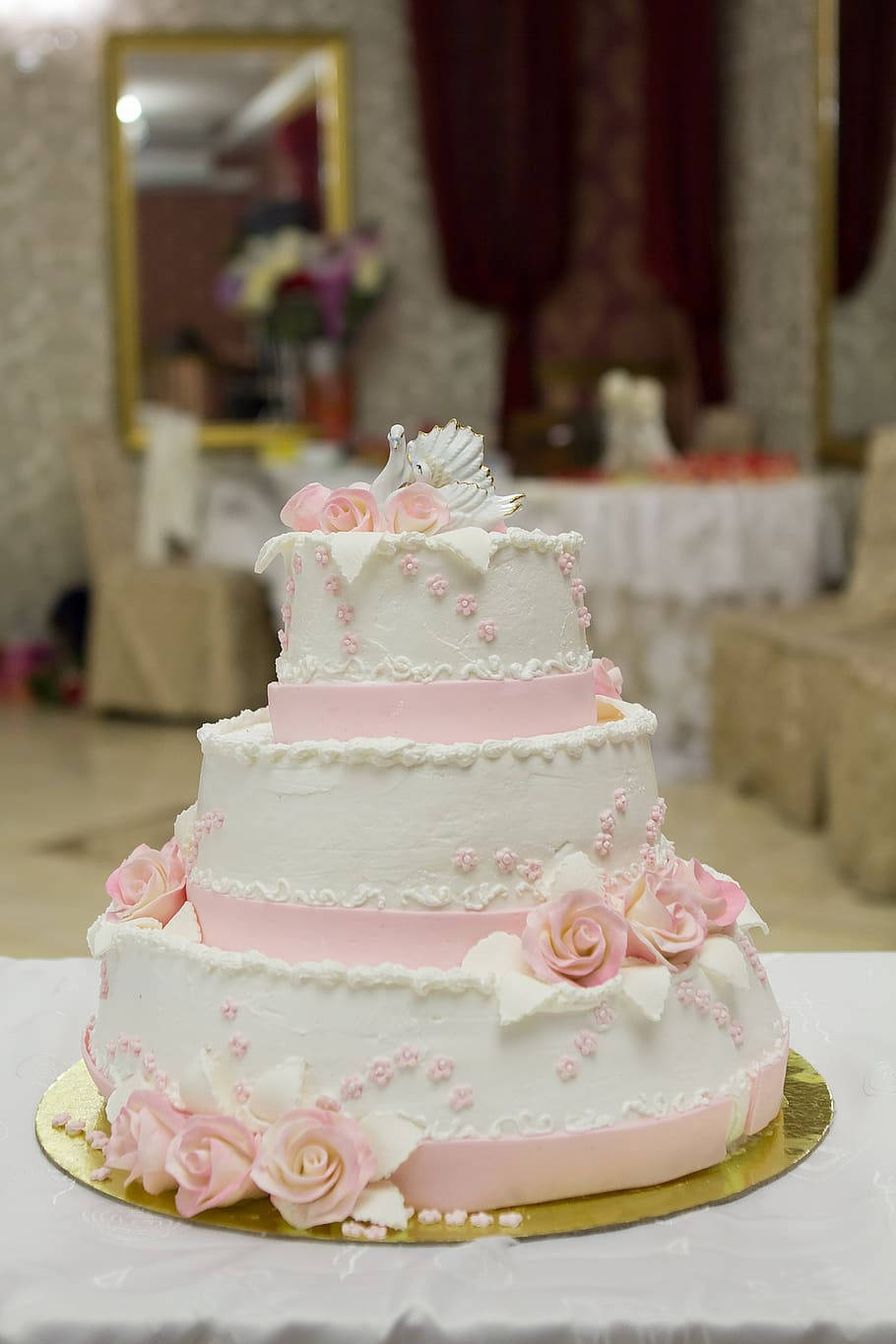 Pink Roses Textured Wedding Cake Wallpaper