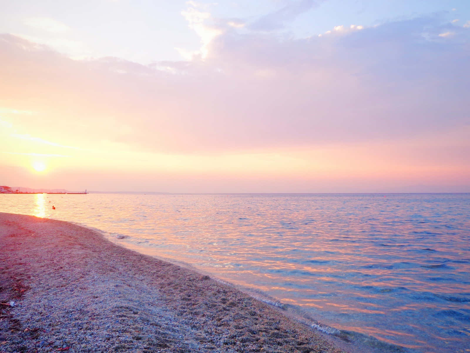 Impresionantevista De Una Playa De Arena Rosa Fondo de pantalla