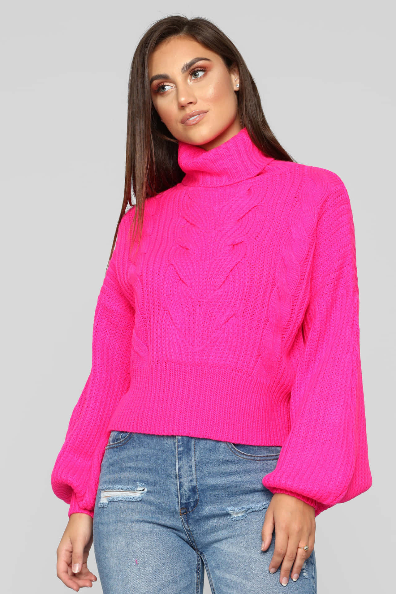 Elegantemujer Usando Un Acogedor Suéter Rosa Fondo de pantalla