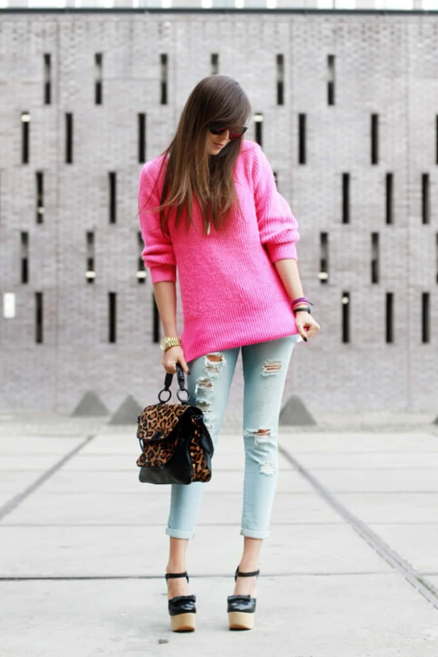 Wanita Stylish Mengenakan Sweater Pink Nyaman Sambil Memegang Mug Kopi Wallpaper