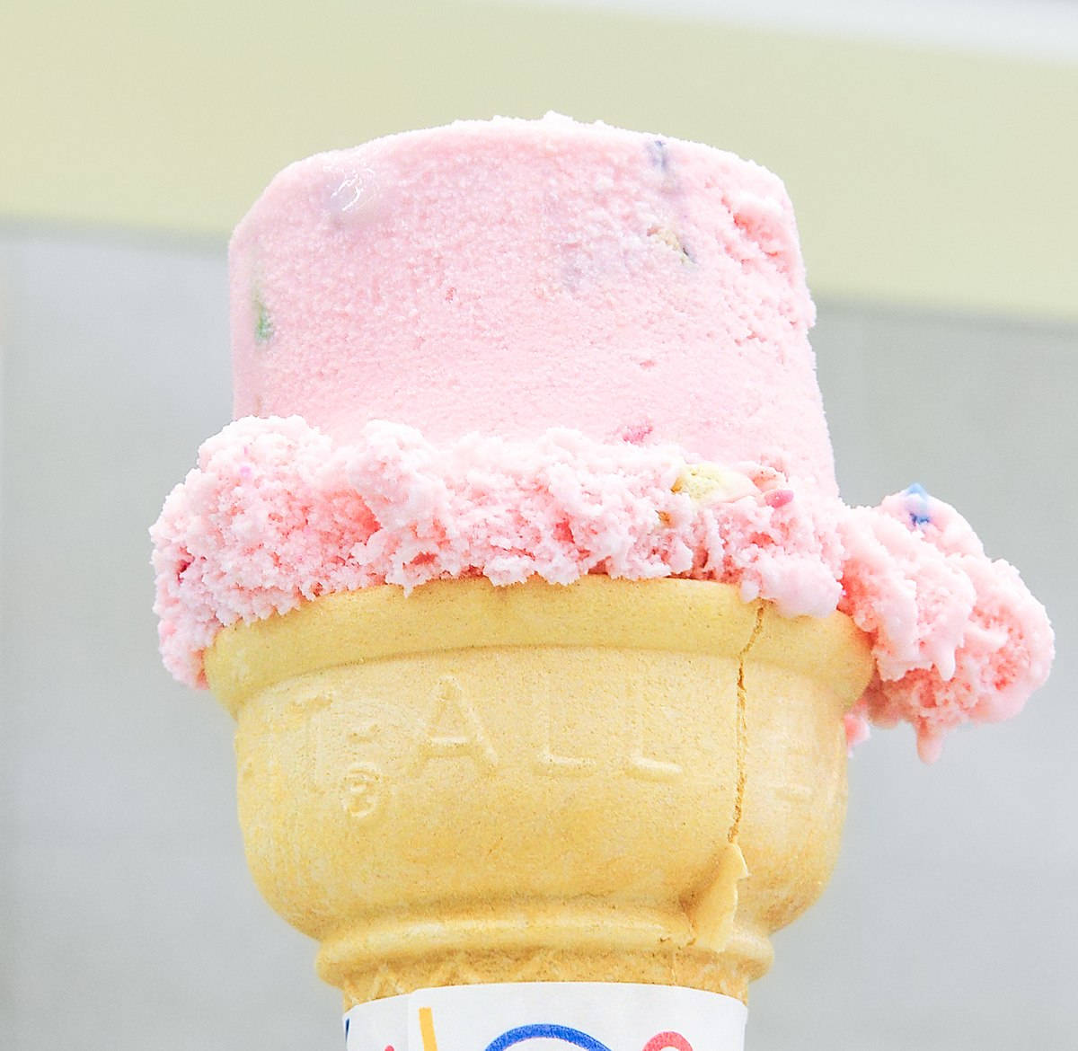 Pink Thrifty Ice Cream Cone Wallpaper