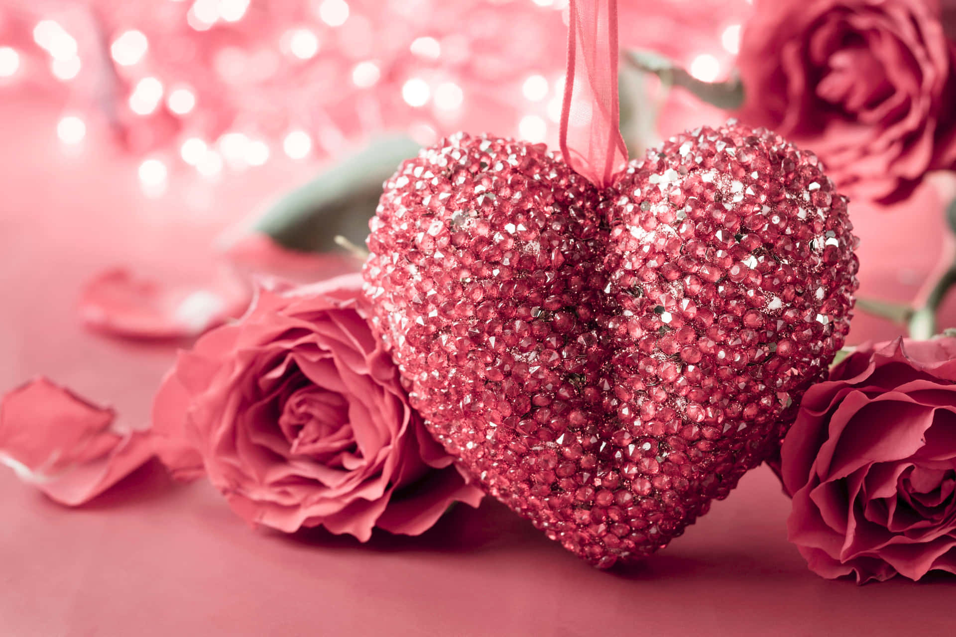 Corazónbrillante Rosado Y Rosas Para El Día De San Valentín. Fondo de pantalla