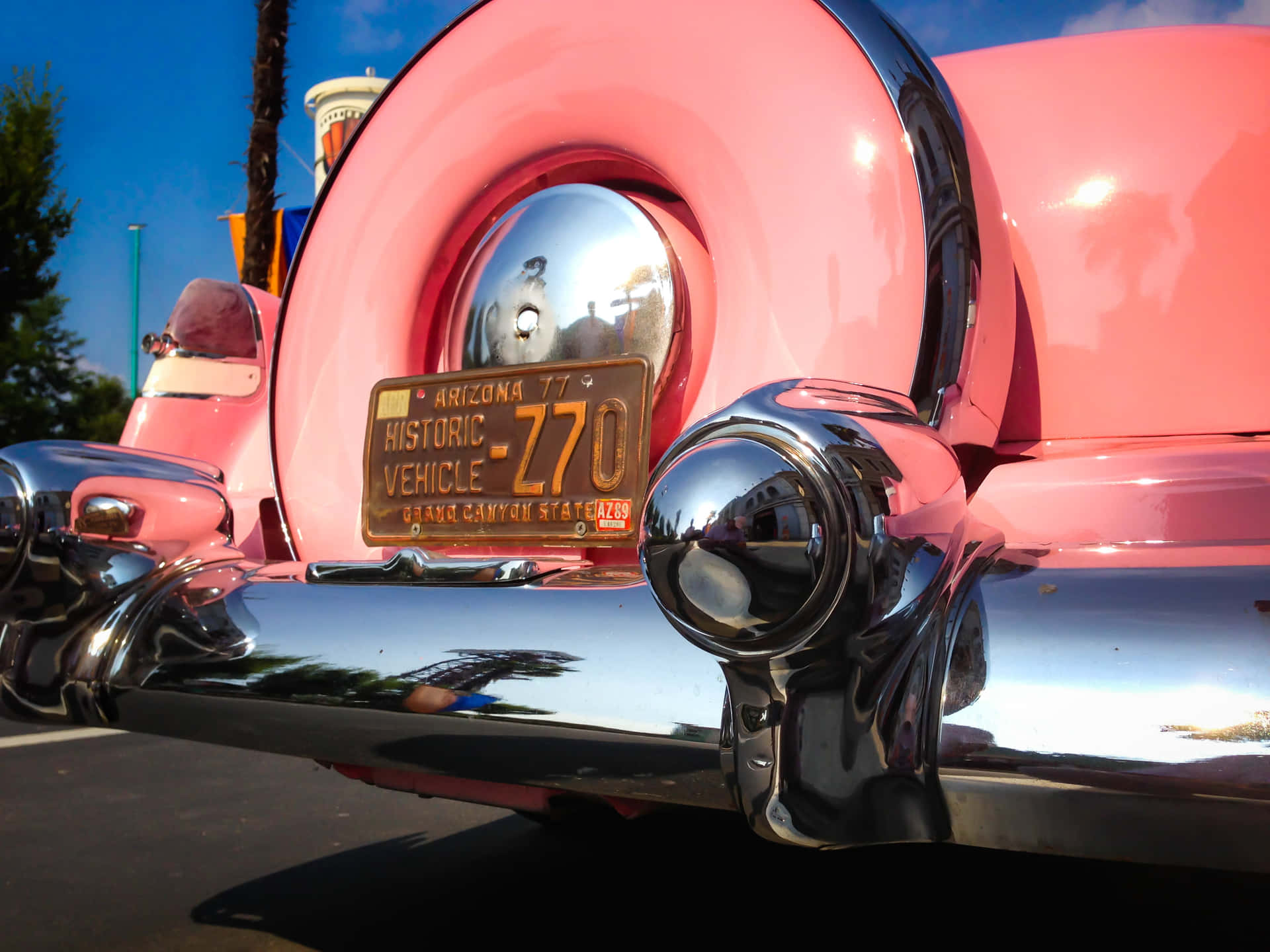 Beundre skønheden af ​​en lyserød vintage bil. Wallpaper