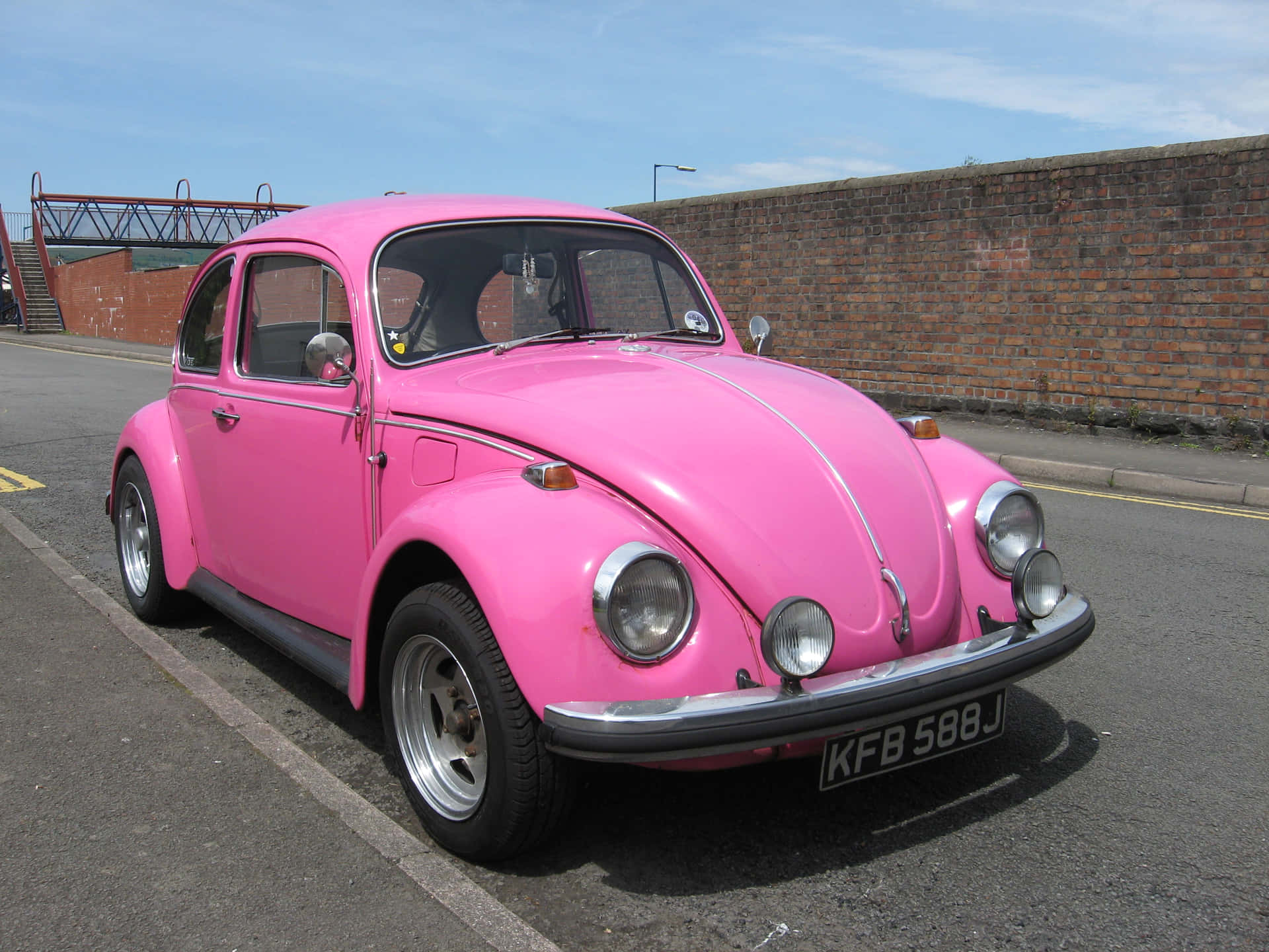En pink bil parkeret på gaden Wallpaper