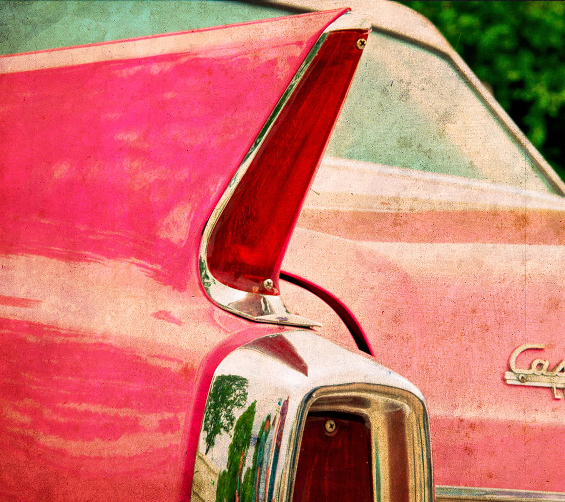 Et Rosa Vintage-bil sæt på en solbeskinnet vej Wallpaper