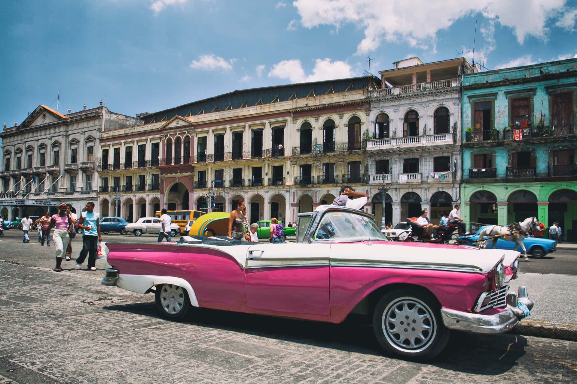 En pink Vintage bil, klassisk og fuld af liv. Wallpaper