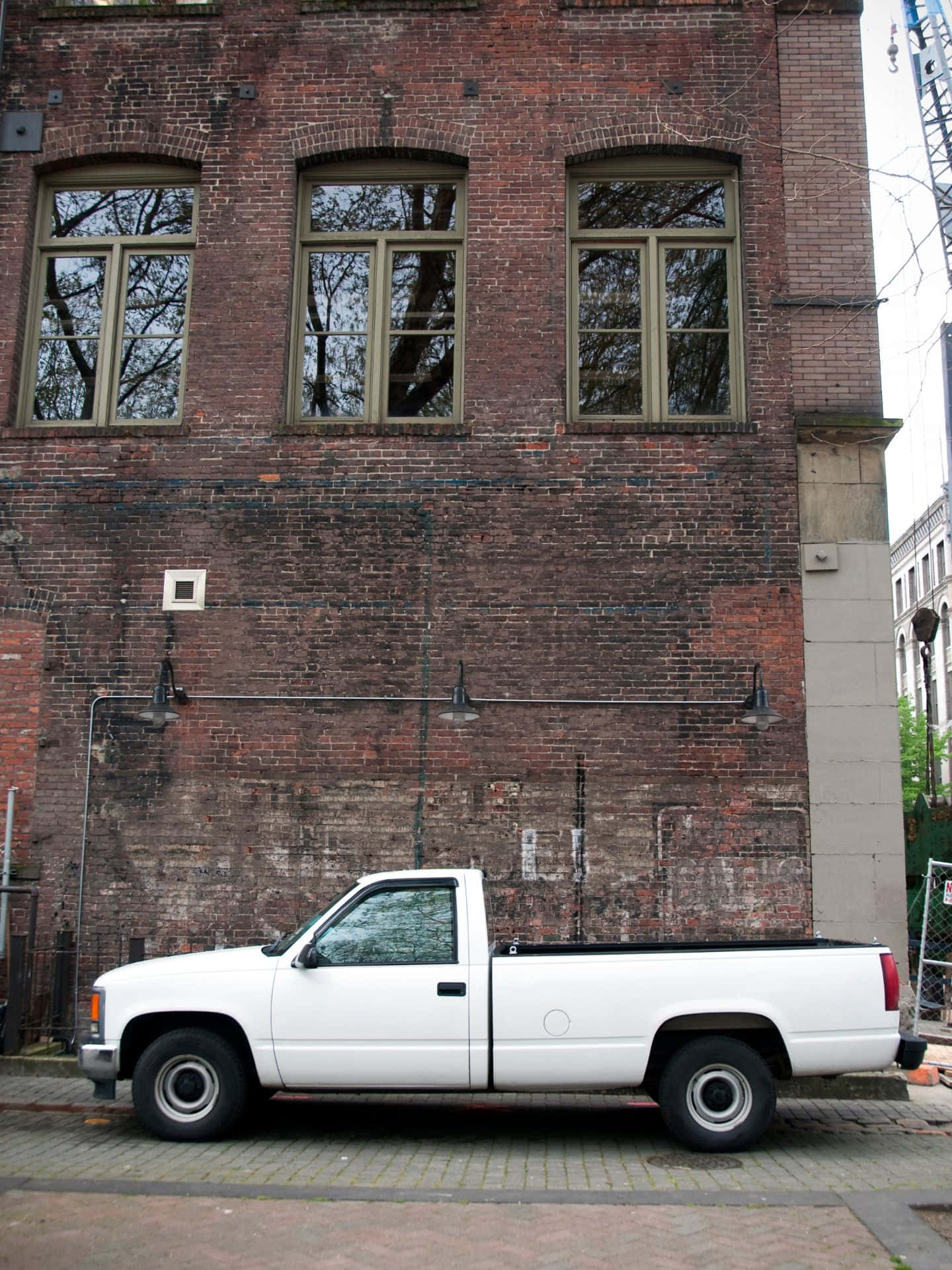 Pioneer Square Seattle Murbygning Og Hvit Lastebil Bakgrunnsbildet