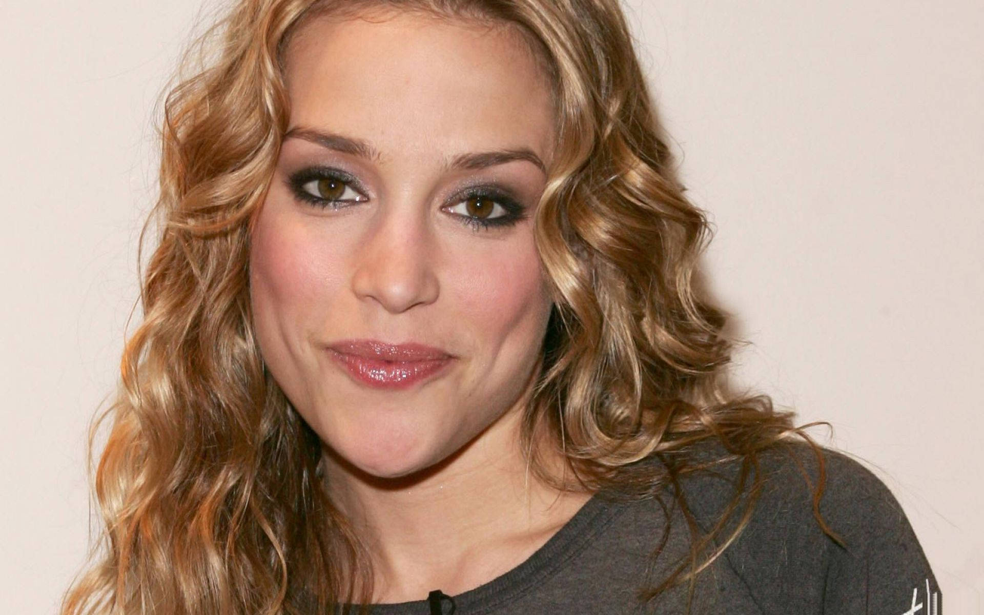 Piper Perabo - Hollywood's Resilient Star Wallpaper