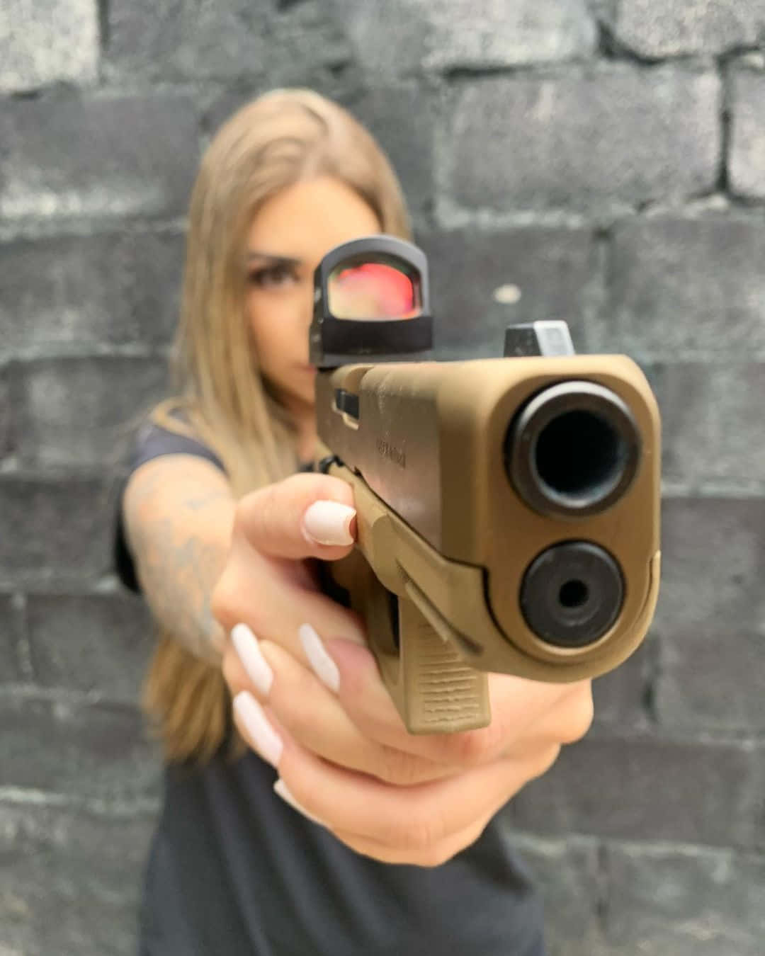 Imagende Una Chica Apuntando Una Pistola