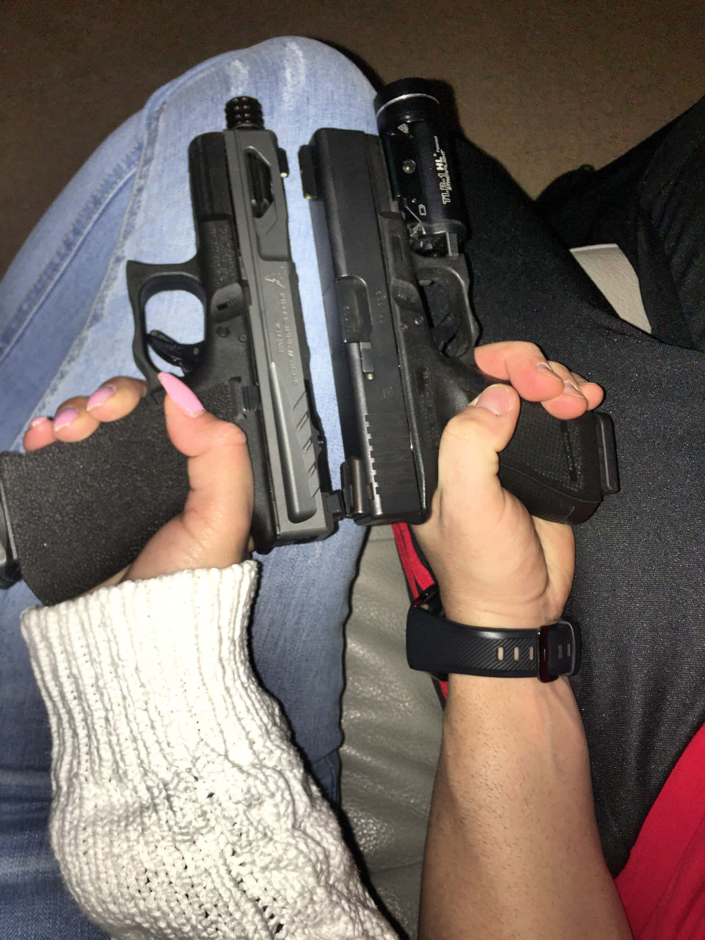Tvåmän Håller Pistolhandeldvapen På Bild.
