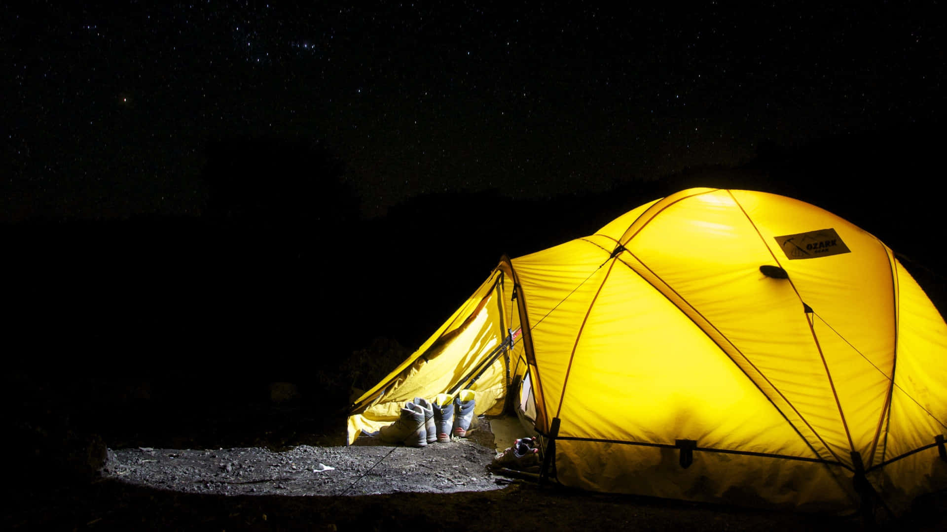 Fondode Pantalla Para Escritorio De Camping En Una Noche Oscura Y Tenebrosa. Fondo de pantalla