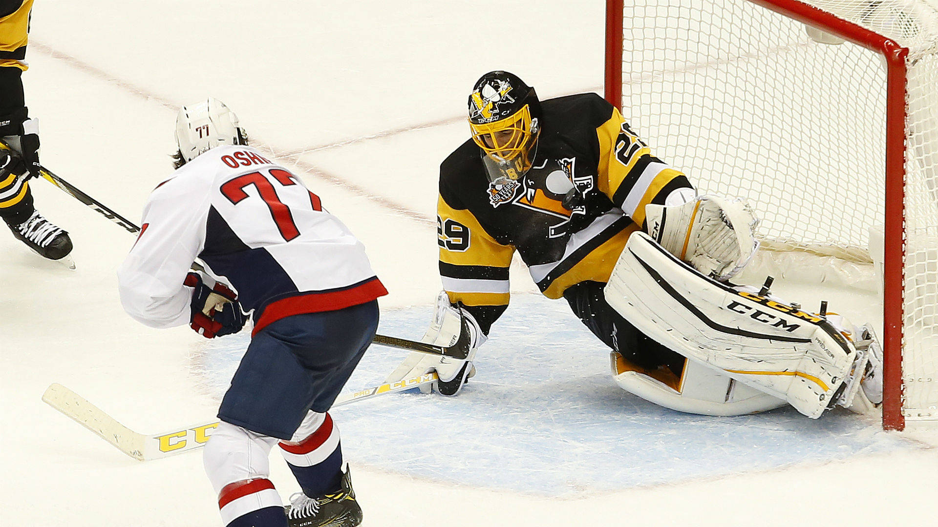 Pittsburgh Penguins målvogter Marc Andre Fleury bærer en maske, som har et tegnefilm-karakter på sin tapet. Wallpaper