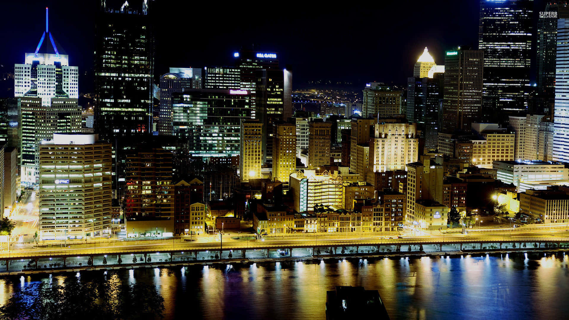Pittsburghskyline Med Skyskrabere. Wallpaper