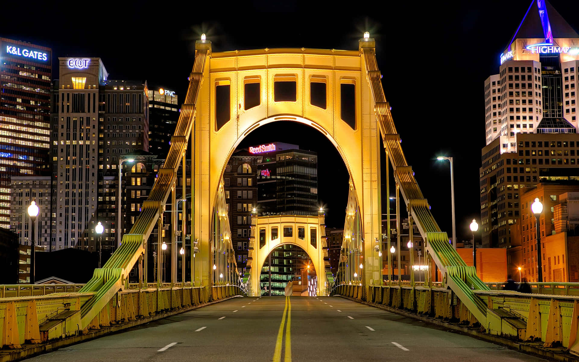 Pittsburghsstadssilhuett På Robert Clemente Bridge Wallpaper
