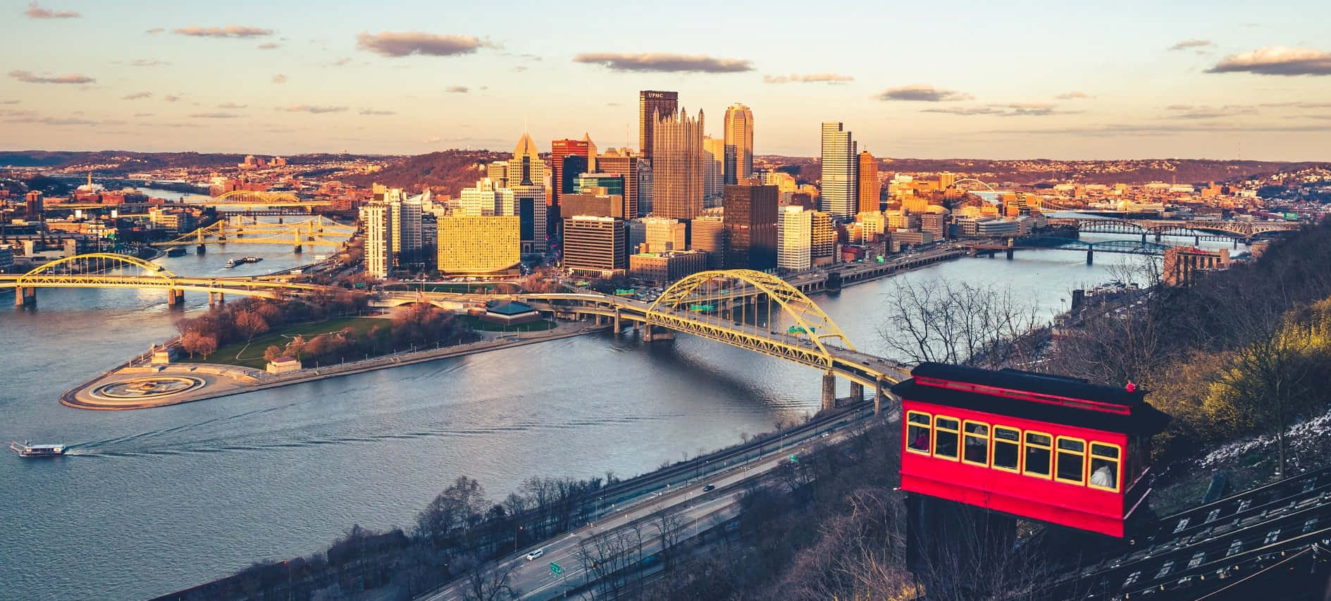 Mittenpå Förmiddagen, Pittsburghs Skyline Sedd Från Grandview. Wallpaper
