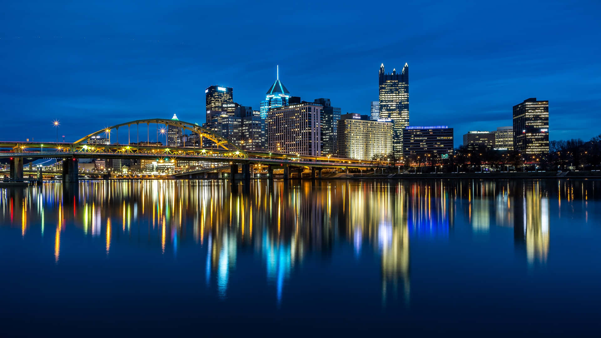 Horizontede Pittsburgh Reflejado En El Agua Fondo de pantalla