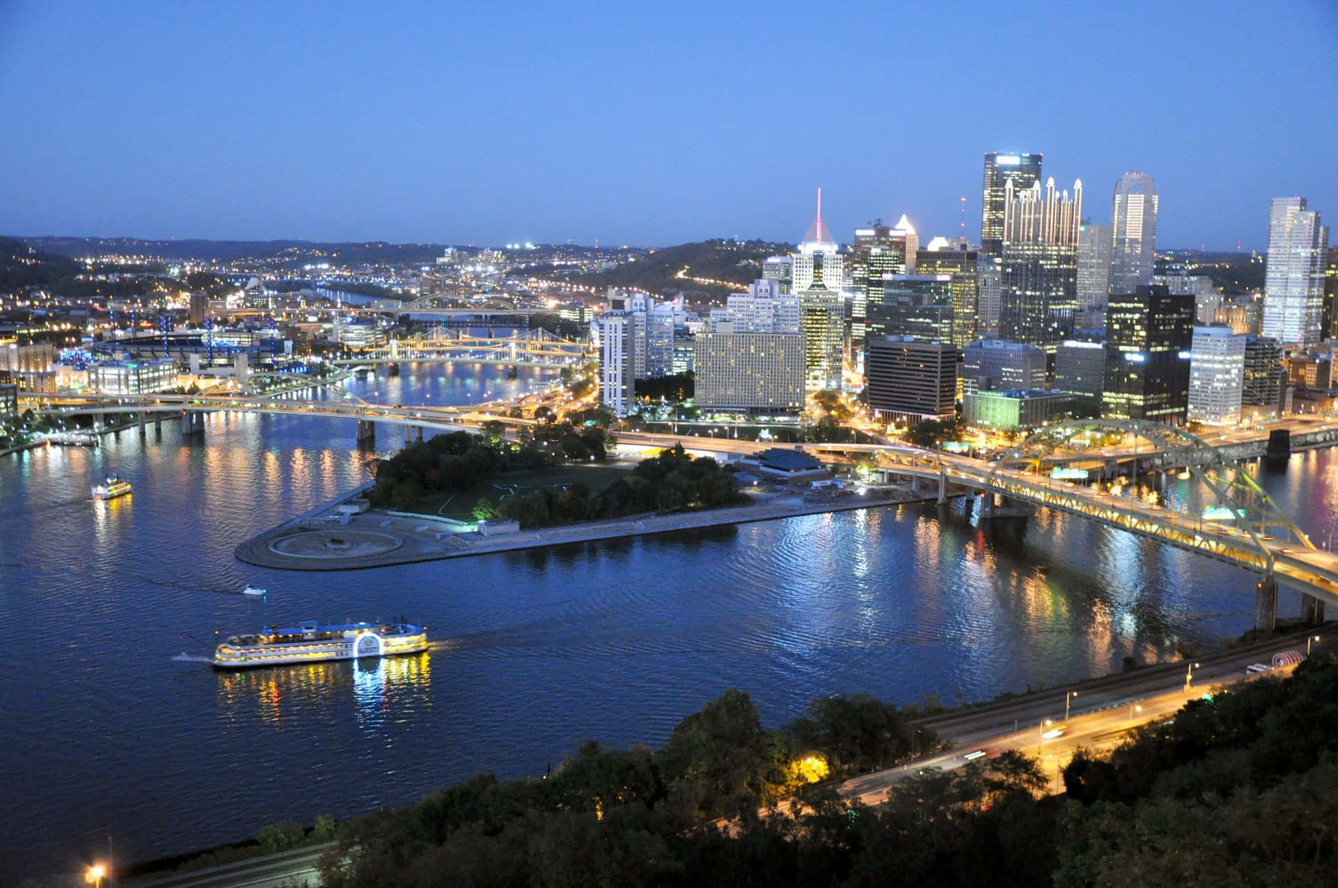 Skylinedi Pittsburgh Con Una Barca Sfondo