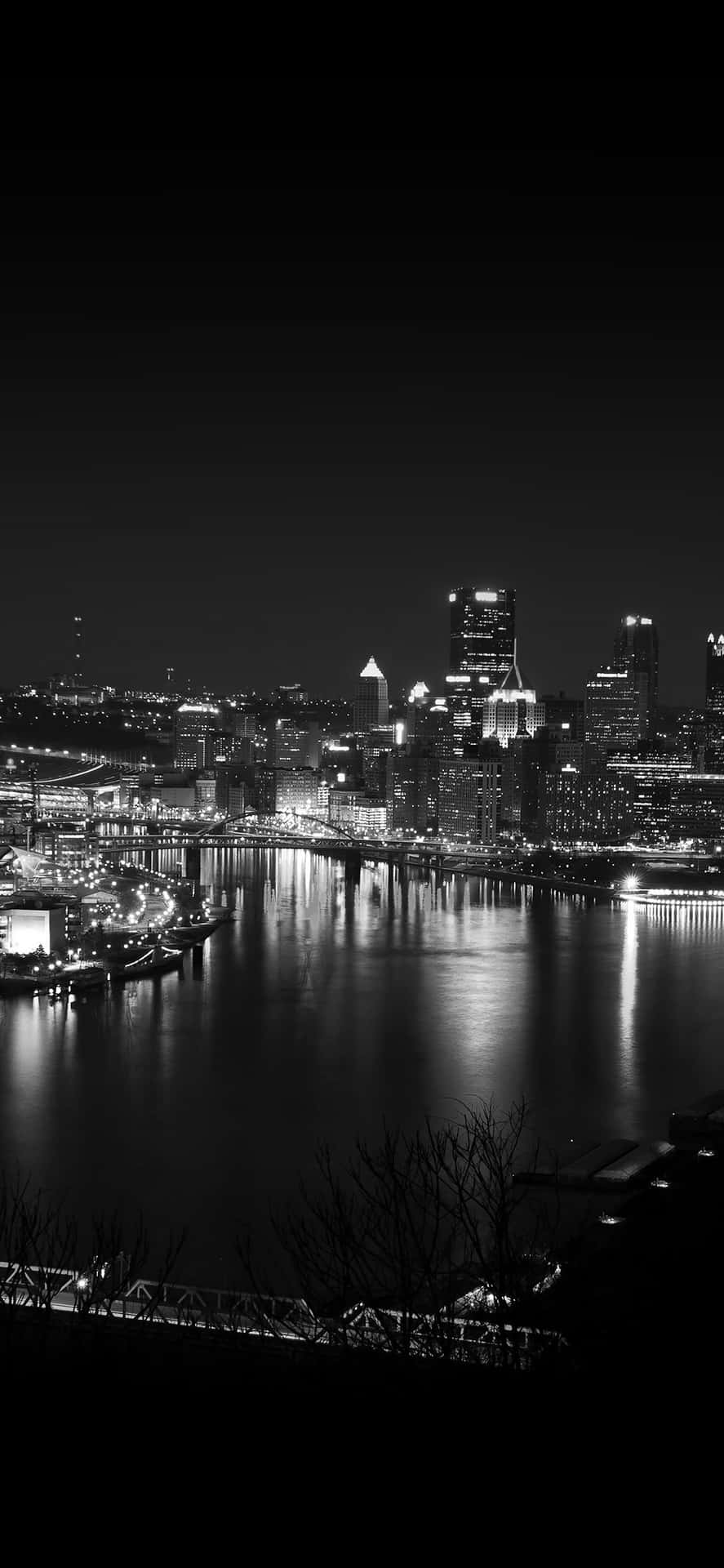 Schwarzeund Weiße Nachtszene Der Pittsburgher Skyline Wallpaper