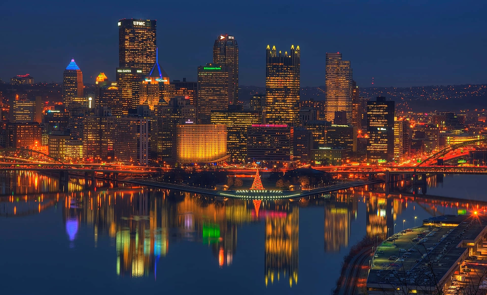 Panoramadel Skyline Di Pittsburgh Con Le Luci Delle Auto Di Notte. Sfondo