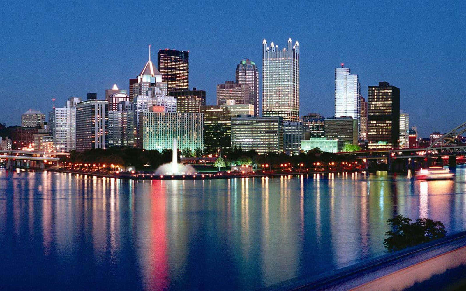 Pittsburghs Skyline Vid Flodens Korsning. Wallpaper