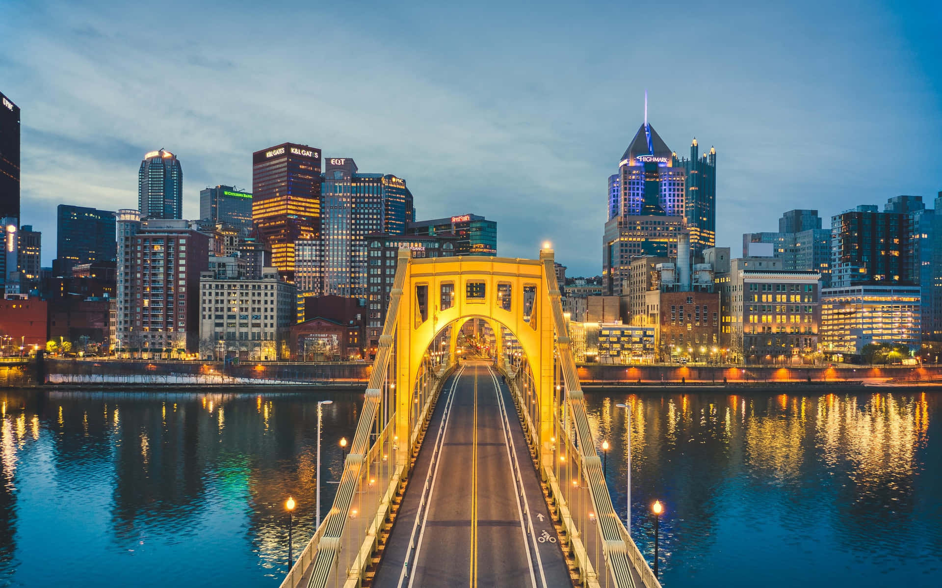Pittsburghsstadssilhuett Från Clemente Bridge. Wallpaper