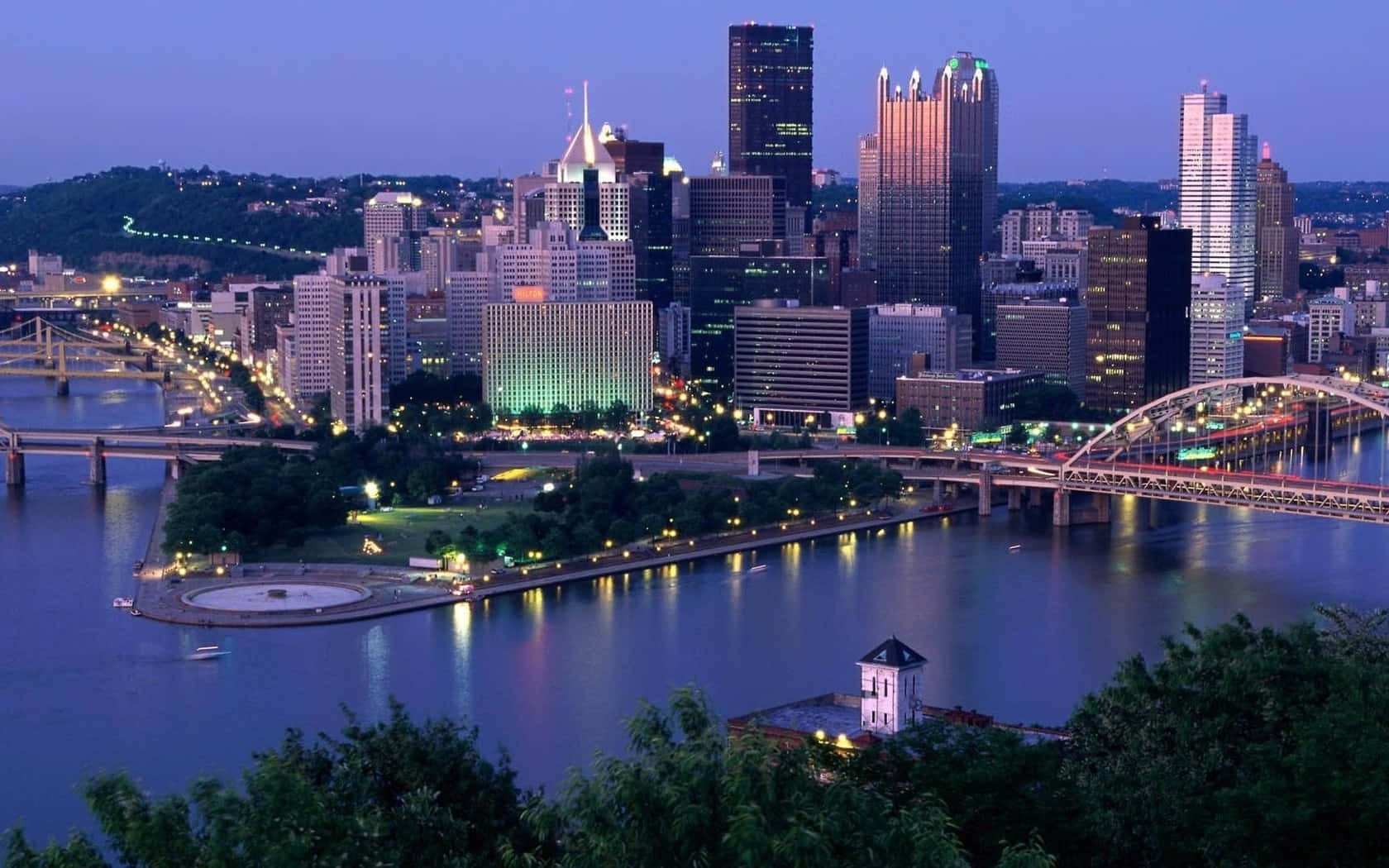 Pittsburgh Skyline Flodkryds ved Solnedgang Wallpaper