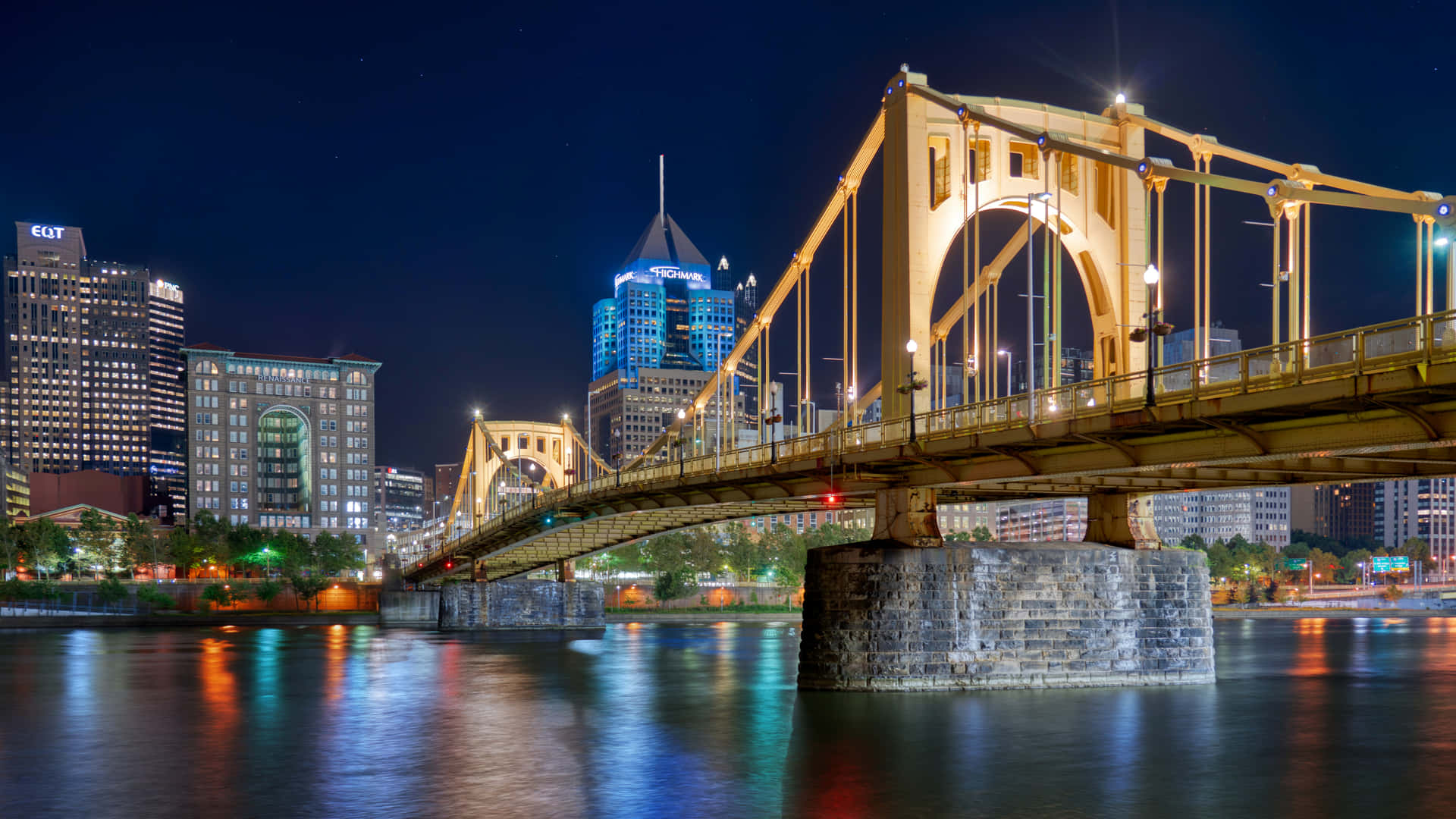 Pittsburghsstadssiluett Under Natten: Roberto Clemente Bridge. Wallpaper