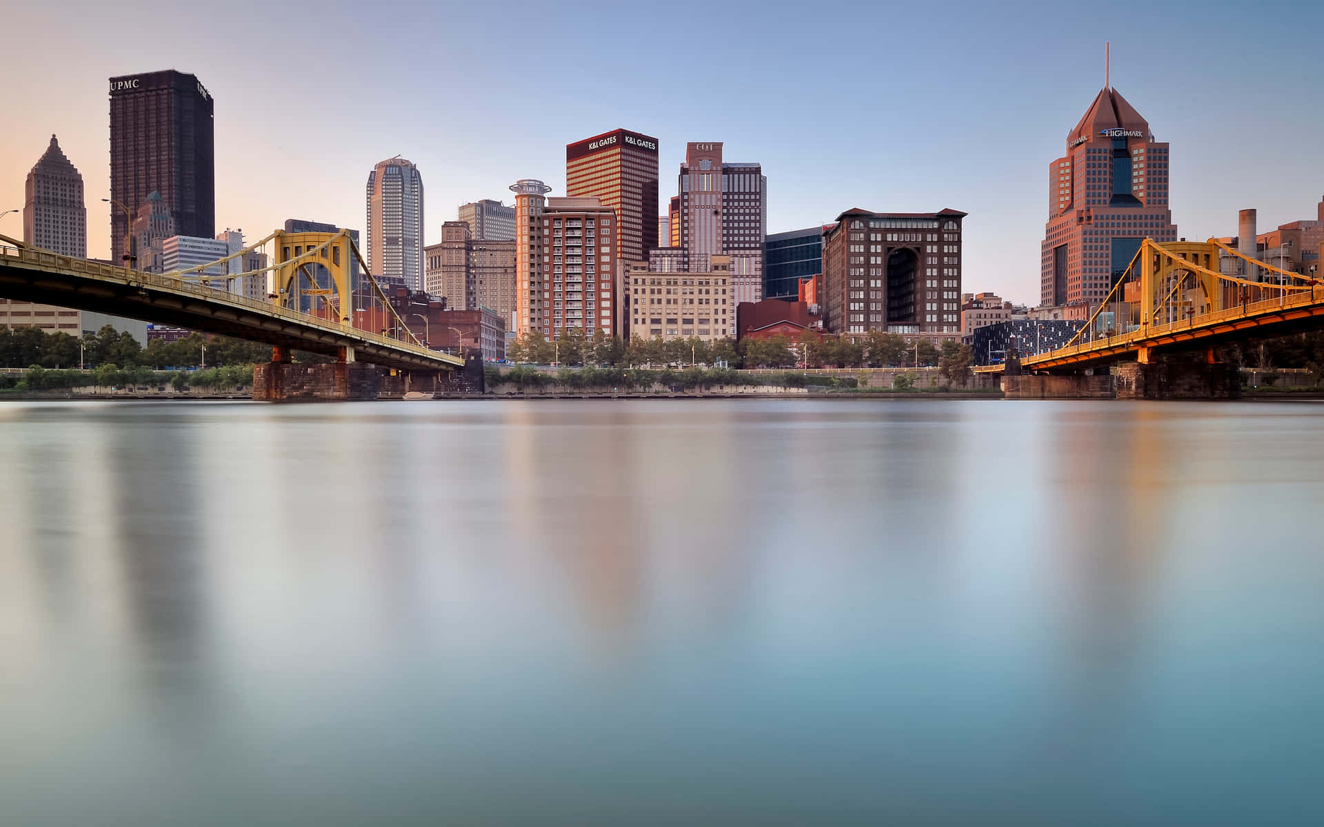 Panoramadel Horizonte De Pittsburgh Mostrando Dos Cruces De Puentes Fondo de pantalla