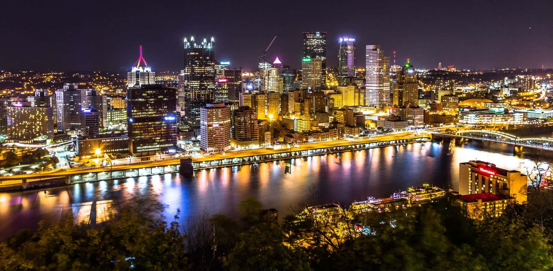 Iluminadohorizonte De Pittsburgh De Noche. Fondo de pantalla