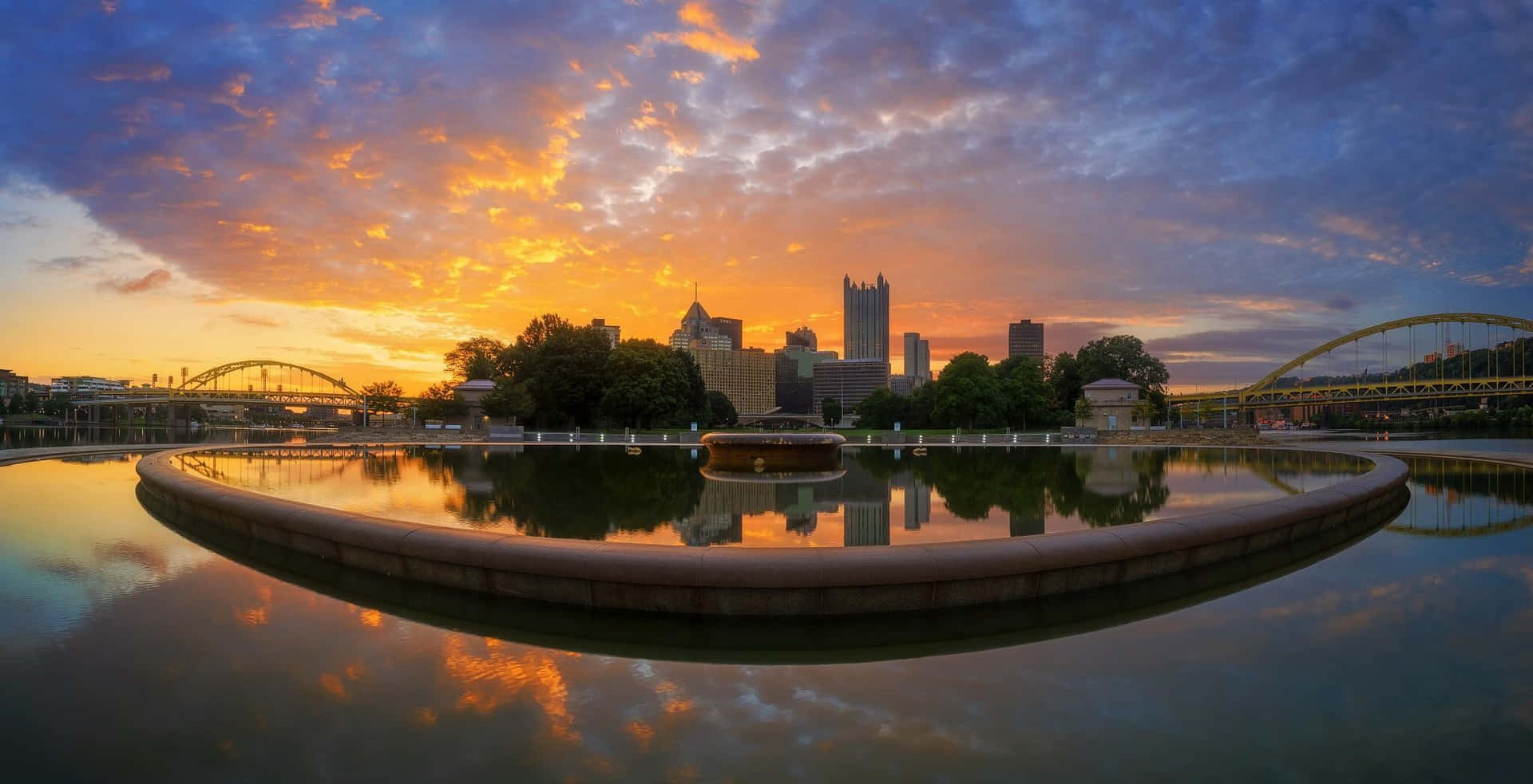 Horizontede Pittsburgh Al Anochecer Con Nubes Cubriendo El Cielo. Fondo de pantalla