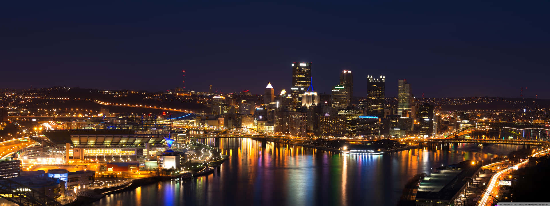 Nachtskylinevon Pittsburgh Am Fluss Ohio Wallpaper