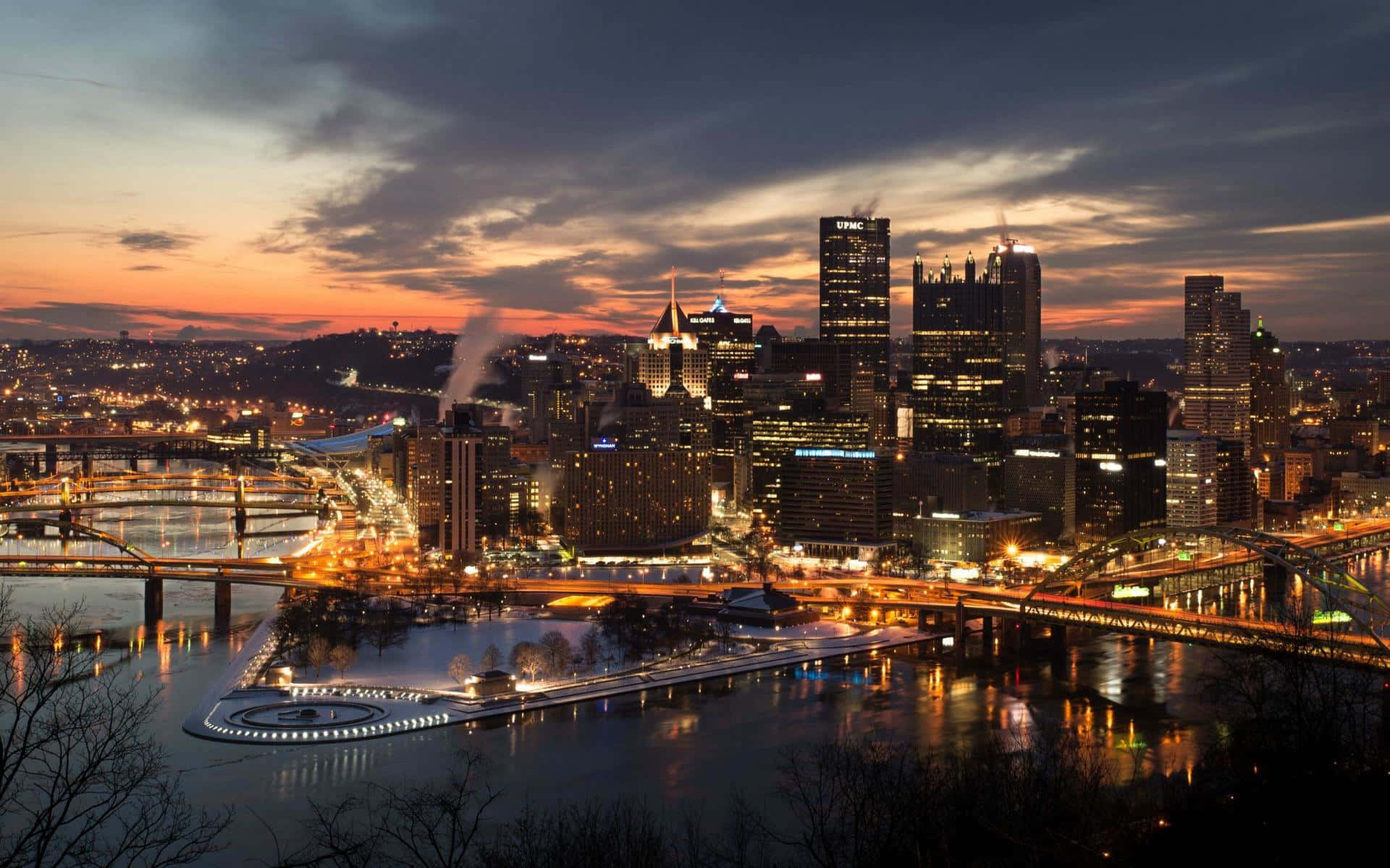 Pittsburgh Skyline Nærmer sig Støvet Solnedgang Wallpaper