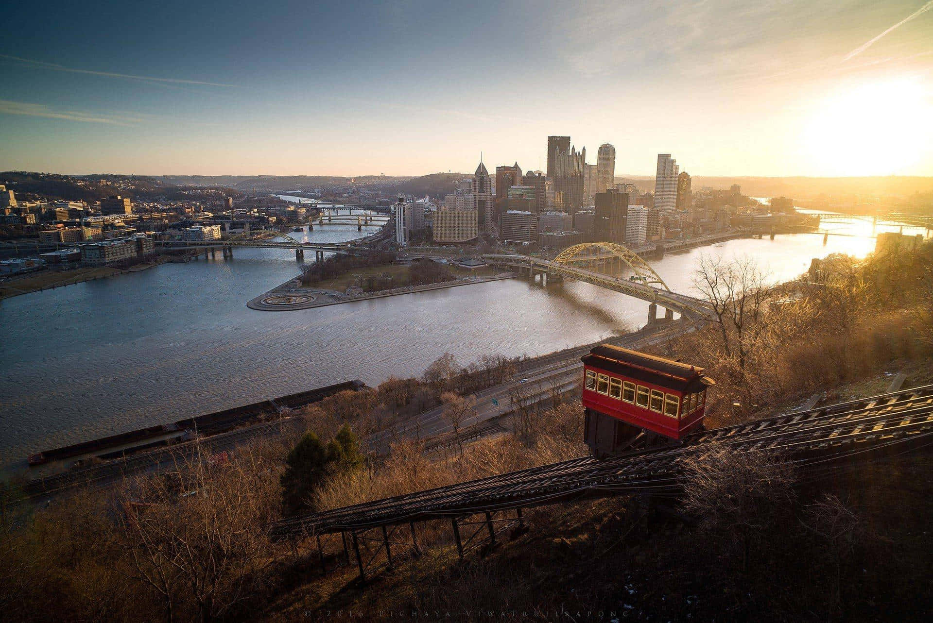 Skylinede Pittsburgh En La Mañana Desde El Mirador De Grandview Fondo de pantalla