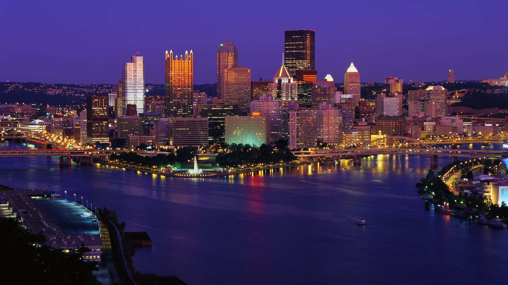 Impresionantehorizonte De Pittsburgh Al Anochecer. Fondo de pantalla
