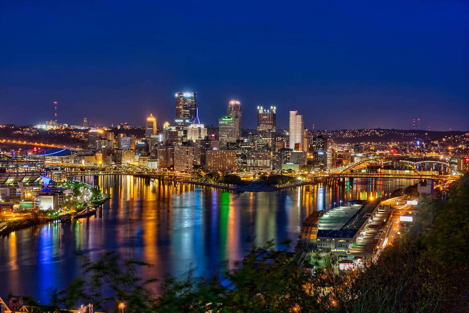 Pittsburgh Skyline Og Begge Bredder Af Floden Wallpaper