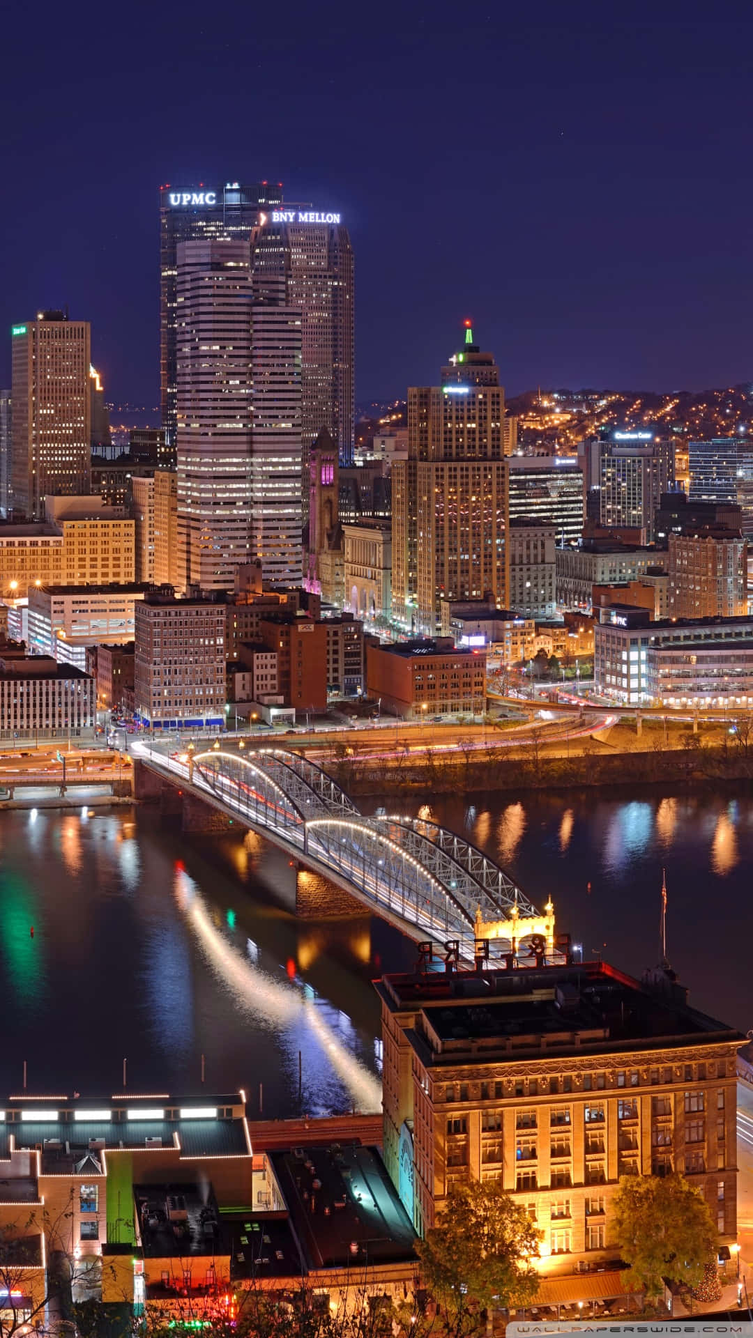 Nachtaufnahmeder Pittsburgh Skyline Beim Überqueren Einer Brücke Wallpaper