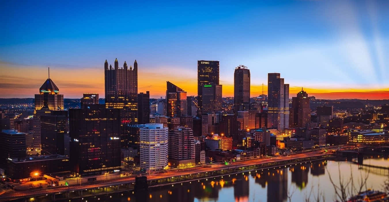 Paesaggiourbano Di Pittsburgh Che Brilla Di Un Caldo Colore Ambrato. Sfondo